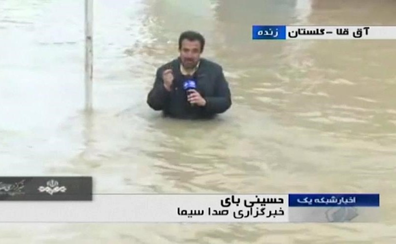 بالفيديو.. مراسل التلفزيوني الرسمي الإيراني ينجز عمله في الماء