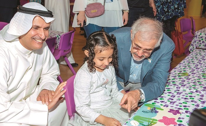 عصام الصقر ود.هلال الساير أثناء متابعة فعاليات المهرجان﻿