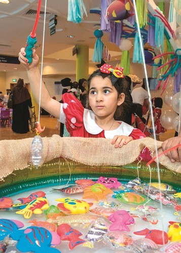 طفلة مشاركة بجانب من الفعاليات الترفيهية في المهرجان﻿