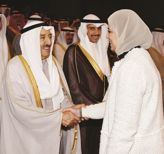 صاحب السمو مصافحا ناهد الفهد﻿