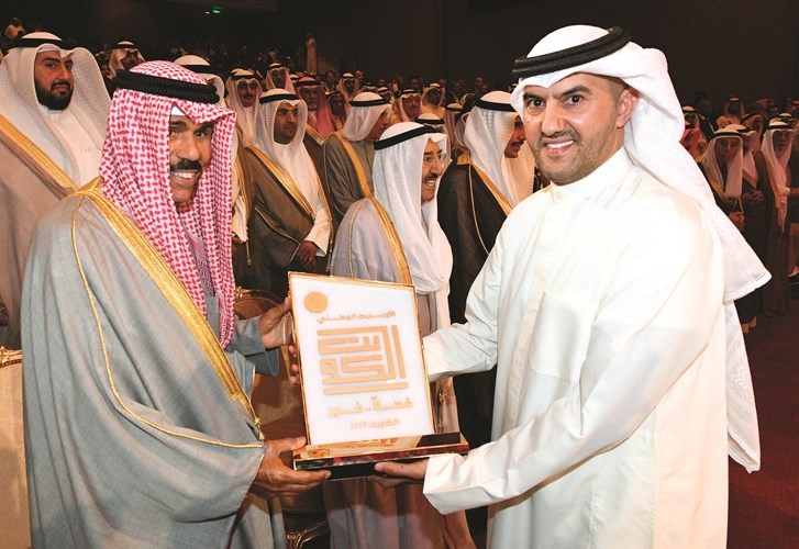 ودرع من كندور إلى سمو ولي العهد الشيخ نواف الأحمد يقدمها محمد الدعاس﻿