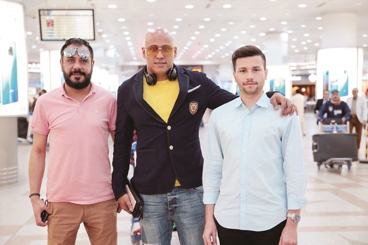 سلطان العماني متوسطا المنتجعبدالعزيز الزيدي ومدير الحفل محمد شحاتة﻿