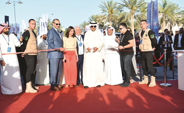 أنس الصالح يقص شريط افتتاح معرض الكويت لليخوت ويبدو الرئيس التنفيذي للعلاقات والاتصالات في زين الكويت وليد الخشتي ﻿