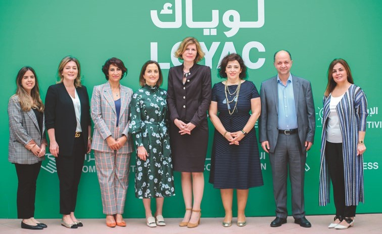 د.روضة عواد وفادية المرزوق في صورة تذكارية بعد توقيع الاتفاقية﻿