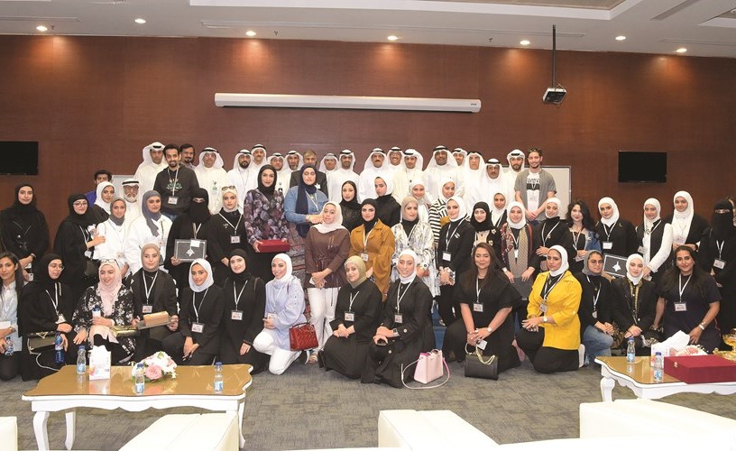 د.حسين المكيمي متوسطا المشاركين والحضور في المعرض﻿