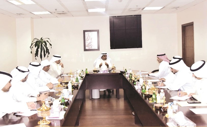 فهد الشعلة خلال الاجتماع مع قياديي البلدية﻿