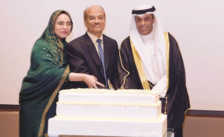 د.خالد الفاضل وسفير بنغلاديش وحرمه خلال قطع كيكة الاحتفال﻿