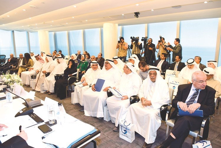 فيصل العيار في مقدمة الحضور خلال الجمعية العمومية لبنك برقان﻿