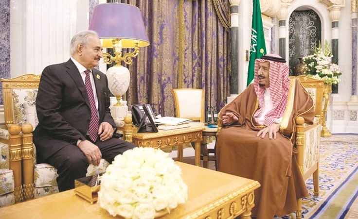خادم الحرمين الشريفين الملك سلمان بن عبدالعزيز مستقبلا المشير خليفة حفتر أمس	 (واس) ﻿