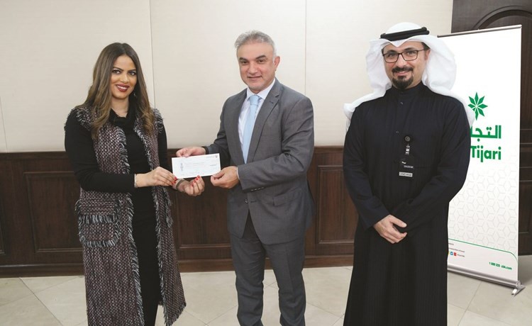 هنادي الهنيدي تسلم عبدالكريم تقي دعم فريق كرة القدم التابع للهيئة العامة للصناعة﻿