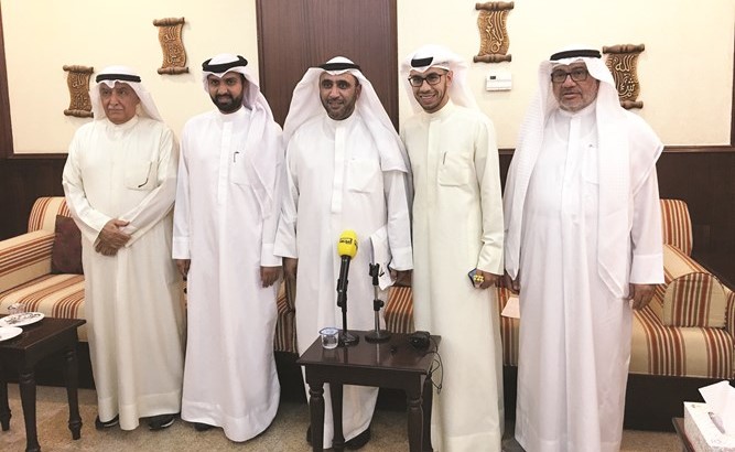 محمد الدلال متوسطا م. جمال الدرباس وطارق الدرباس وعبدالله الهاجري ود. عبدالله عبدالجادر﻿