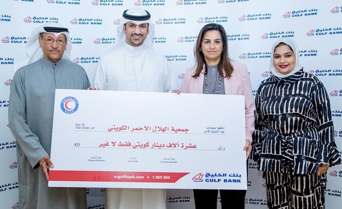 أنور الحساوي يتسلم شيك الدعم من بنك الخليج﻿