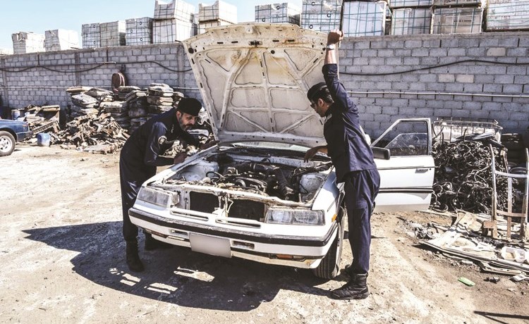 افراد القوة يعاينون مركبة﻿