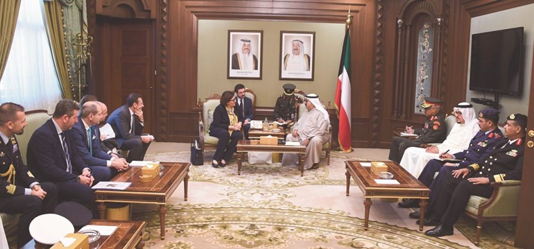 الشيخ ناصر صباح الأحمد خلال لقائه مع وزيرة الدفاع الإيطالية اليزابيتا ترينتا ﻿