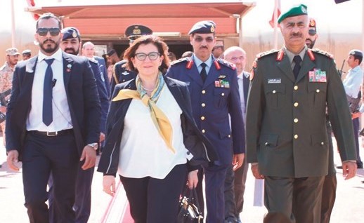 وزيرة الدفاع الإيطالية اليزابيتا ترينتا لدى مغادرتها البلاد وفي وداعها الفريق الركن محمد الخضر﻿