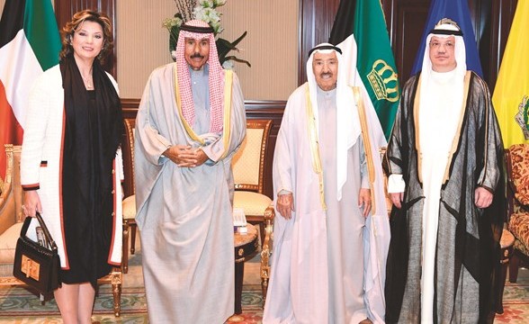  صاحب السمو الأمير الشيخ صباح الأحمد مستقبلا المستشار خالد عبدالعزيز الخالد والمستشارة شريفة عبدالعزيز الخالد بحضور سمو ولي العهد ﻿