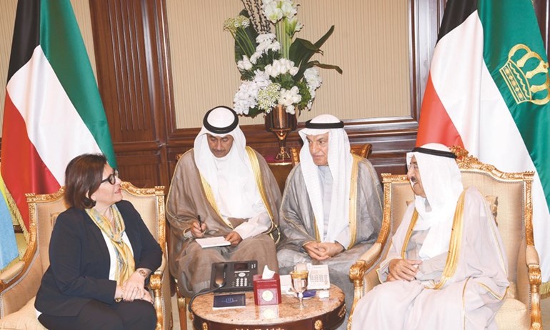 صاحب السمو الأمير الشيخ صباح الأحمد خلال استقباله وزيرة الدفاع بجمهورية ايطاليا إليزابيتتا ترينتا﻿