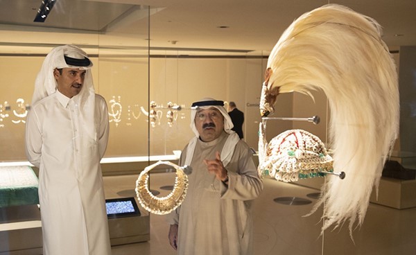 ممثل سمو امير البلاد النائب الاول لرئيس مجلس الوزراء ووزير الدفاع الشيخ ناصر صباح الاحمد الصباح مع امير قطر سمو الشيخ تميم بن حمد آل ثاني خلال افتتاح متحف قطر الوطني 