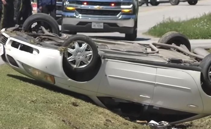 بالفيديو.. إنقاذ شخصين بعد حادث سيارة مروع