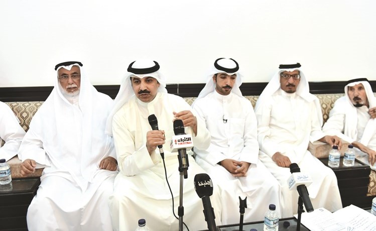 عبدالله الرومي وحمدي العازمي خلال الندوة 	(محمد هنداوي) ﻿