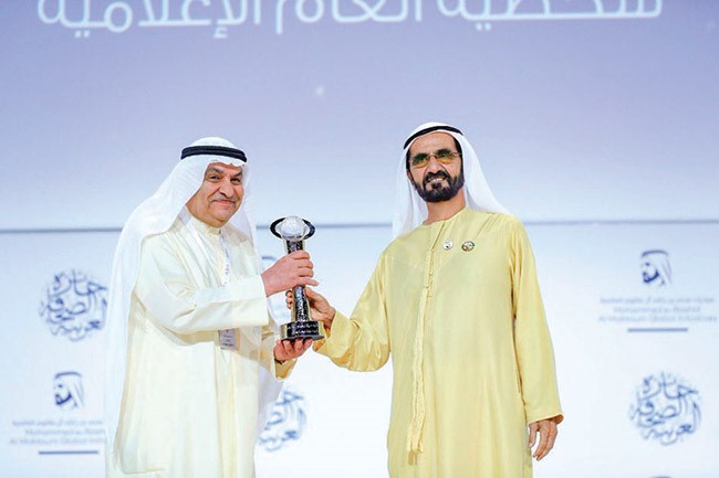 صاحب السمو الشيخ محمد بن راشد آل مكتوم يسلم الجائزة لمحمد الصقر﻿