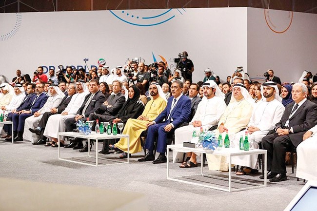 صاحب السمو الشيخ محمد بن راشد ومحمد الصقر وضياء رشوان وعدد من كبار الضيوف خلال حفل إعلان الفائزين بمسابقة دبي للصحافة﻿