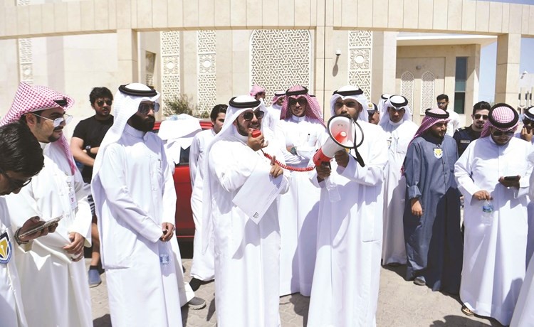 مبارك الجويسري متحدثا خلال الاعتصام	(قاسم باشا)﻿
