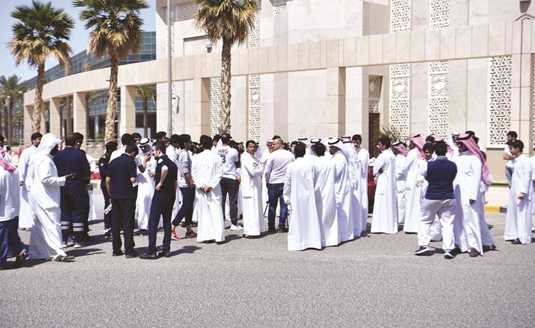  ﻿اعتصام طلبة التطبيقي أمام المبنى الرئيسي للهيئة ﻿ 