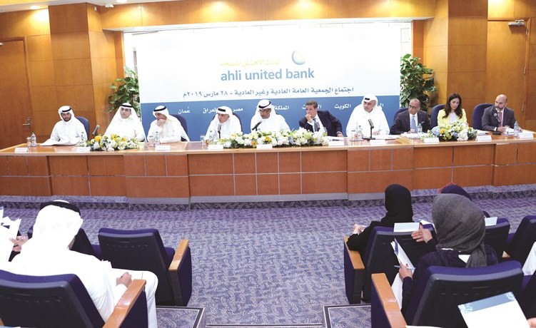 مشعل العثمان مترئسا عمومية البنك الأهلي المتحد - البحرين أمس﻿