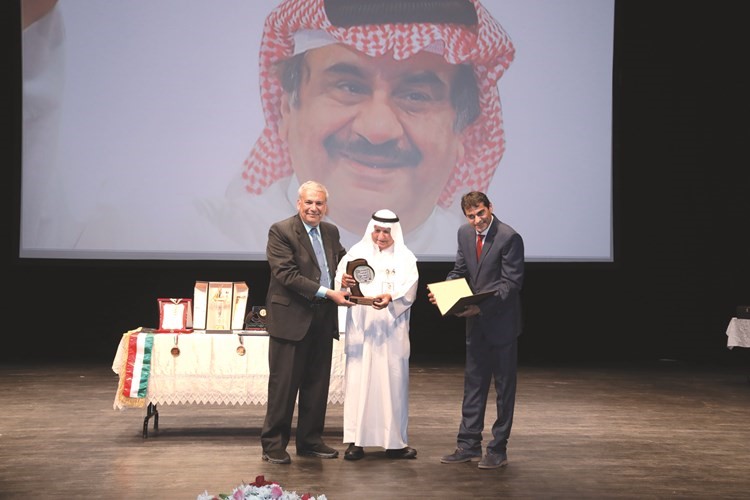 مؤسس المهرجان محمد الخضر مكرما من مهرجان المسرح العربي في القاهرة﻿