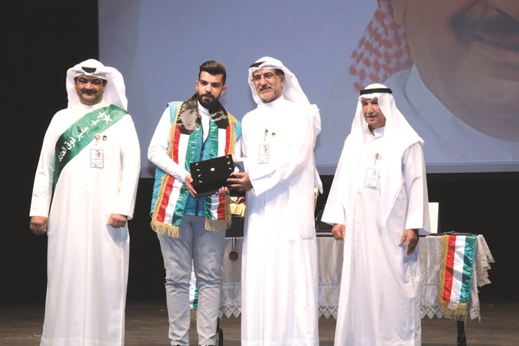 جائزة التأليف للكاتب عثمان الشطي عن مسرحية عجائب وغرائب﻿