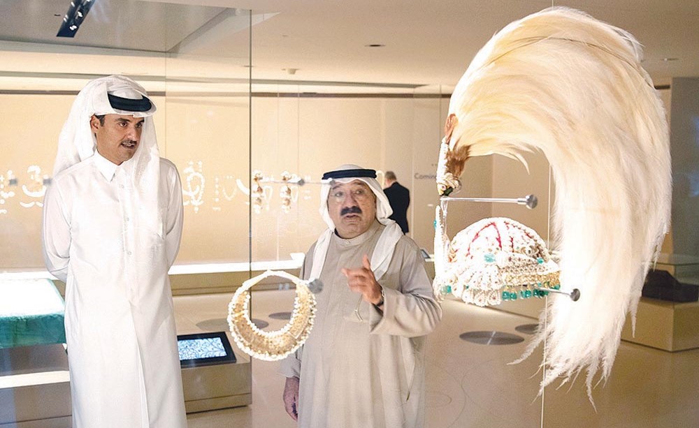 ممثل سمو الأمير النائب الأول لرئيس مجلس الوزراء ووزير الدفاع الشيخ ناصر صباح الأحمد وأمير قطر الشيخ تميم بن حمد آل ثاني خلال جولة في متحف قطر الوطني في مبناه الجديد