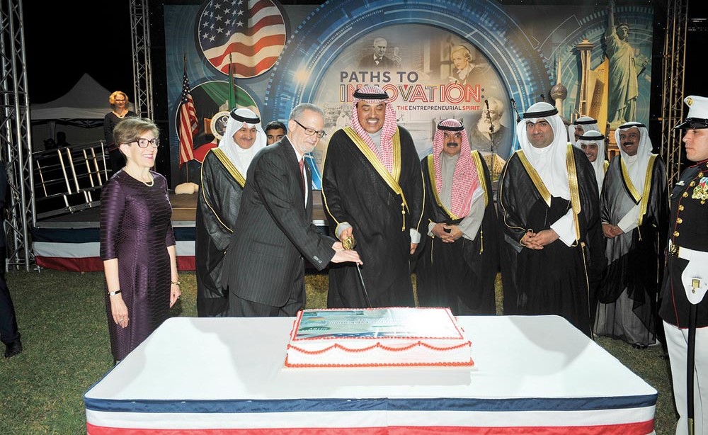 الشيخ صباح الخالد مشاركا السفير لورانس سيلفرمان قطع كعكة الاحتفال بحضور خالد الروضان وخالد الجار الله وضاري العجران