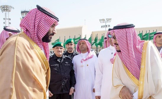 خادم الحرمين الشريفين الملك سلمان بن عبدالعزيز مغادرا إلى تونس أمس وفي وداعه صاحب السمو الملكي الأمير محمد بن سلمان 	(واس)﻿