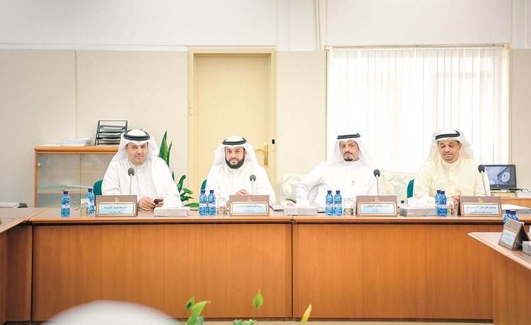 ماجد المطيري وعبدالله فهاد ومبارك الحجرف اثناء اجتماع اللجنة﻿