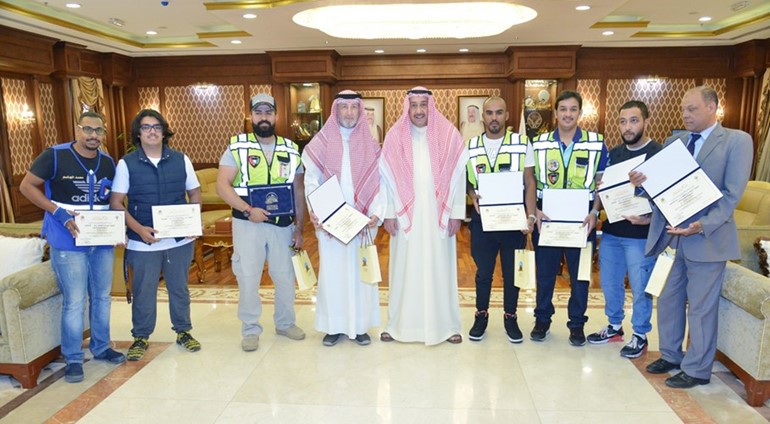 الحمود كرّم المشاركين في إحدى احتفاليات 
الفروانية الوطنية