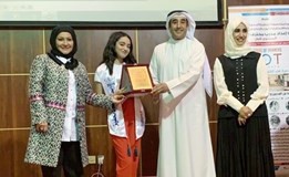 تكريم احدى الخريجات ﻿