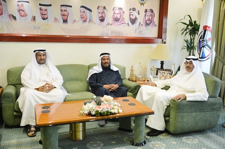 الشيخ فواز الخالد خلال استقباله عددا من المواطنين﻿