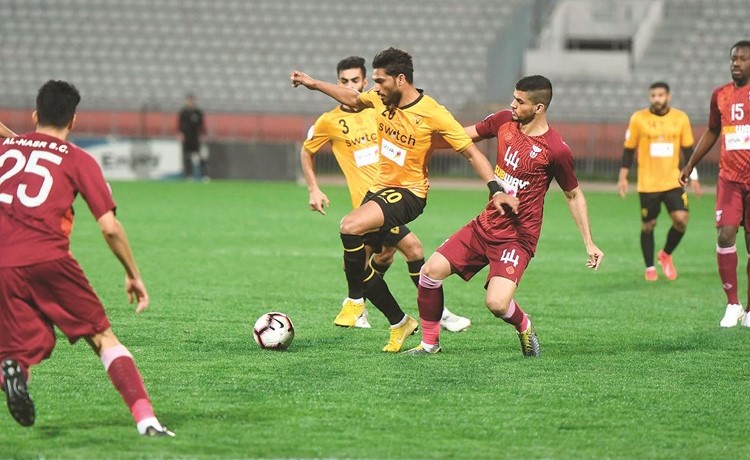 يوسف ناصر في محاولة لاختراق دفاع النصر	(محمد هاشم)﻿