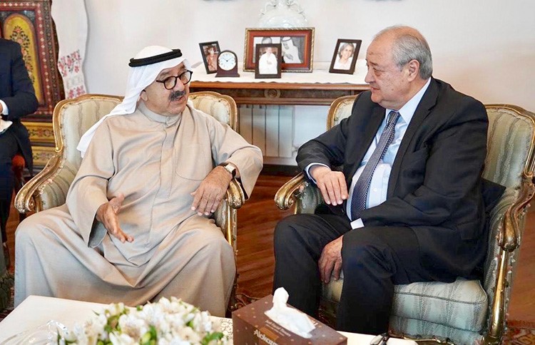 الشيخ ناصر صباح الأحمد خلال اللقاء مع عبدالعزيز كاميلوف
