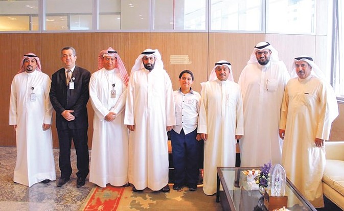 د.عبدالمحسن الحويلة مستقبلا الطالب وليد الشمري بحضور د.سلمان اللافي وعبدالعزيز المحمد وبسام العازمي وسعد الزعبي وشريف السباع﻿