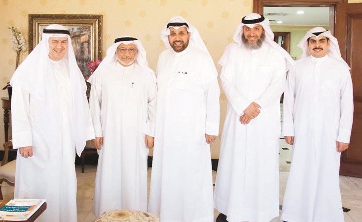 الشيخ حمد جابر العلي مستقبلا أعضاء لجنة التعريف بالإسلام﻿