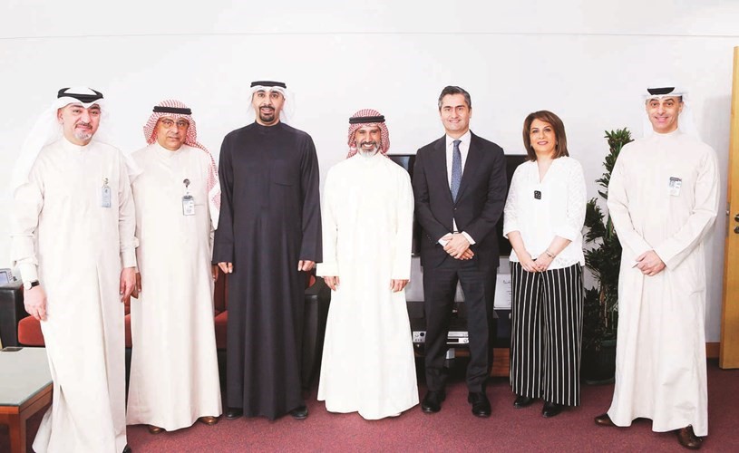 الشيخ فيصل الجابر الصباح وعدد من موظفي المؤسسة مع وفد البنك أثناء اللقاء﻿