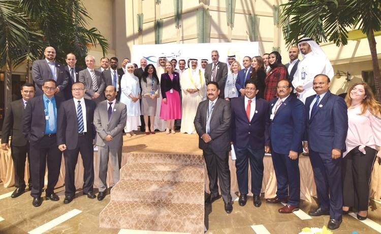 يوسف الجاسم وم.كامل العوضي في لقطة مع عدد من المسؤولين ومديري المبيعات ﻿