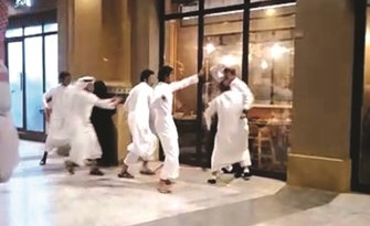 المتهمون ينهالون على أحد المجني عليهم ضربا بالعقال﻿
