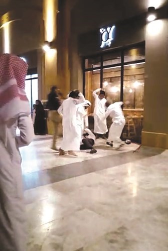 ويطرحون الوافد أرضا ويواصلون الاعتداء عليه بالعقال﻿
