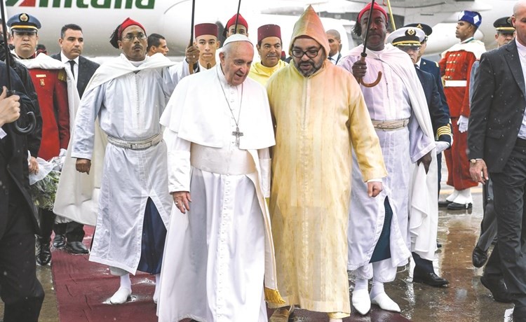 العاهل المغربي الملك محمد السادس مستقبلا البابا فرنسيس بابا الفاتيكان في الرباط أمس	(أ.ف.پ)﻿