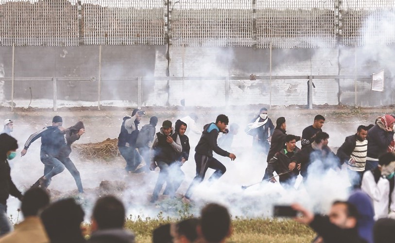 قوات الاحتلال تطلق الغاز المسيل للدموع على المتظاهرين الفلسطينيين في الذكرى الأولى لاحتجاجات مسيرة العودة امس	(ا.ف.پ)﻿