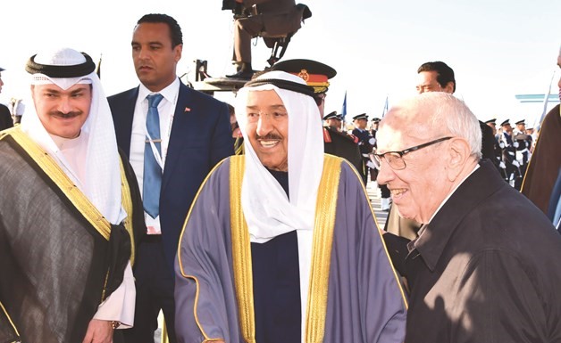صاحب السمو الأمير الشيخ صباح الأحمد لدى وصوله إلى تونس وفي استقباله الرئيس التونسي الباجي قايد السبسي﻿