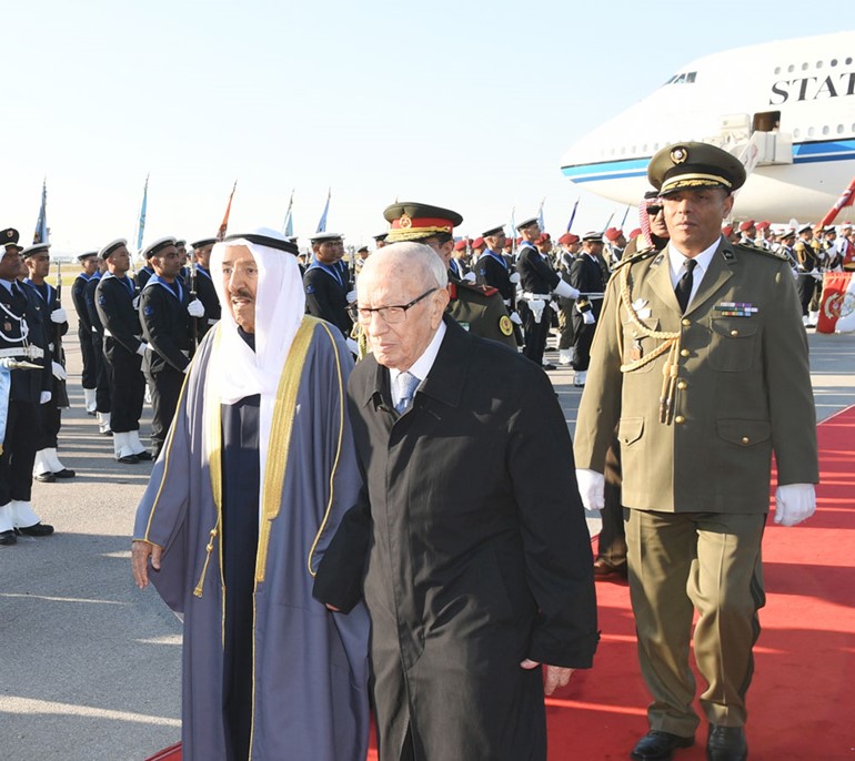 صاحب السمو الأمير الشيخ صباح الأحمد لدى وصوله إلى تونس وفي استقباله الرئيس التونسي الباجي قايد السبسي
